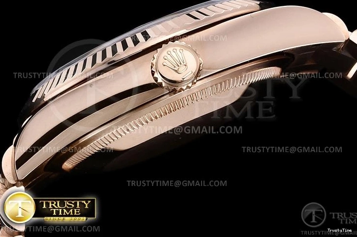 0427 RDD0219E – DayDate 36mm RelaxedFit 695